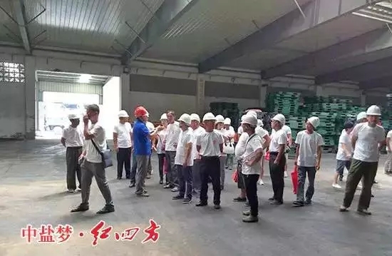 邊參觀，邊聽業(yè)務(wù)經(jīng)理的講解