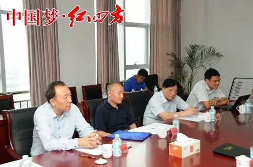 中鹽總公司外部董事在中鹽董事會辦公室主任的陪同下，來紅四方調(diào)研指導(dǎo)工作并召開座談會。