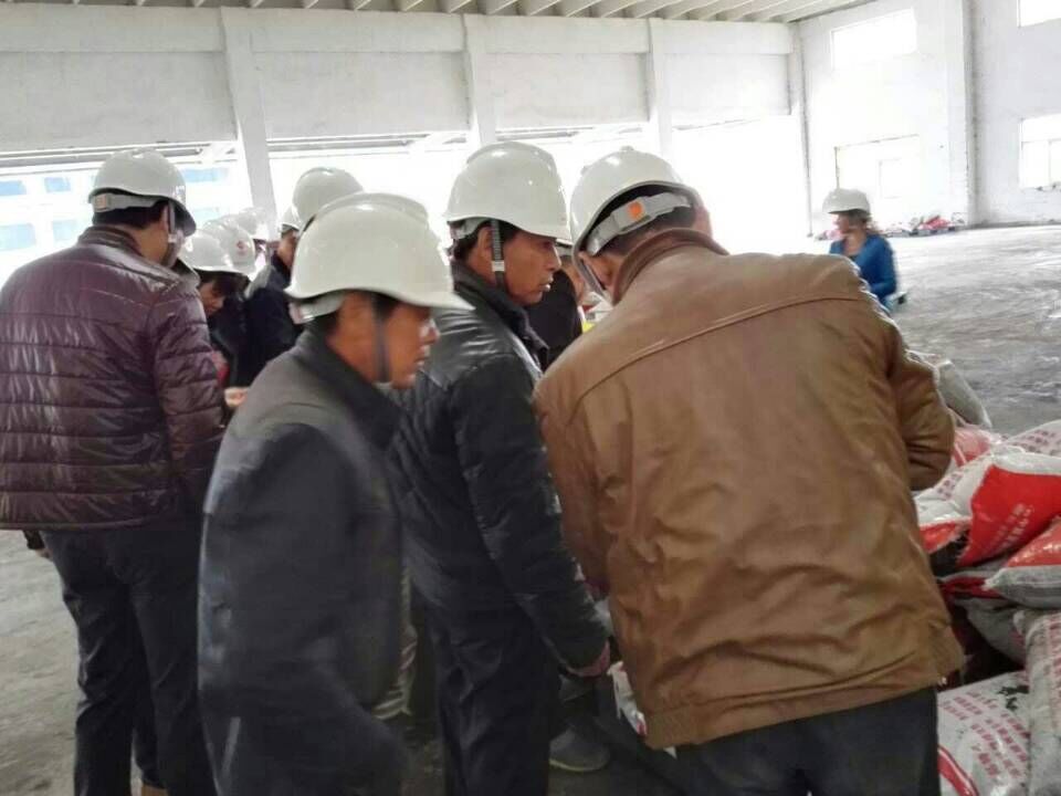 農(nóng)場主們正在觀看復(fù)合肥顆粒