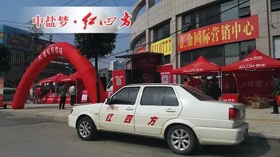 湖北公安縣胡廠村運(yùn)載貨物的車剛抵達(dá)客戶家中，暴雨傾盆，水位漸漲，由于臨近河邊，司機(jī)急欲撤離。