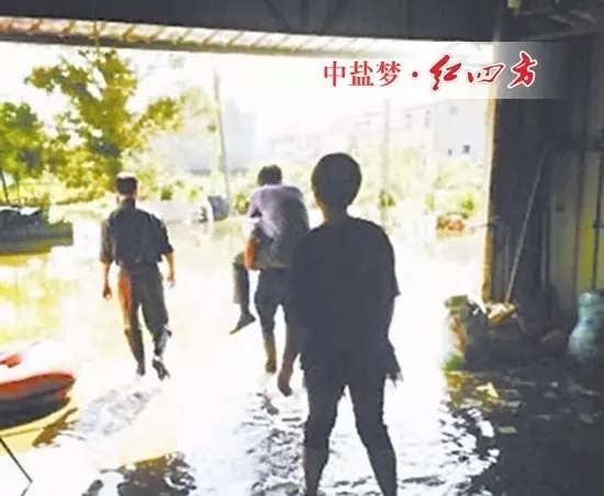 為保障當(dāng)日天門會(huì)議的圓滿召開，馬鑫經(jīng)理在師父黃善科的帶領(lǐng)下驅(qū)車前往受災(zāi)重區(qū)皂市鎮(zhèn)客戶家中，雨天路滑，客戶吳大媽腿腳不便