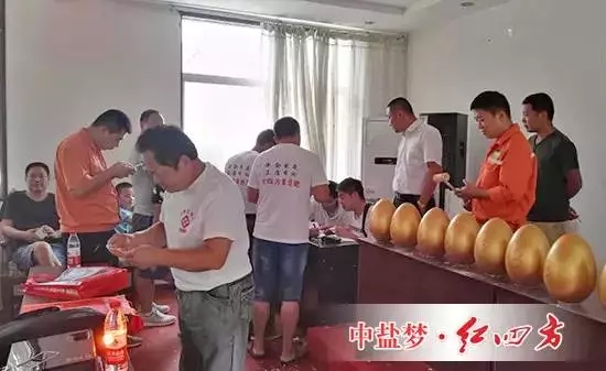 山東單縣龍王廟的紅四方秋季大蒜肥會開始了，現場定肥就能“砸金蛋”領大獎！