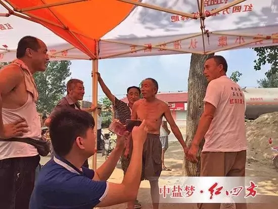 河北大名西宋莊訂肥場面氣氛活躍，“我穿起來好看不？！”買肥的老漢問。