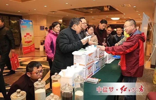 峰會現場，紅四方緩釋肥、控失肥、水溶肥等新品肥，受到經銷商朋友的追捧和喜愛，訂肥現場人氣異常火爆，搶購熱潮不斷上演。
